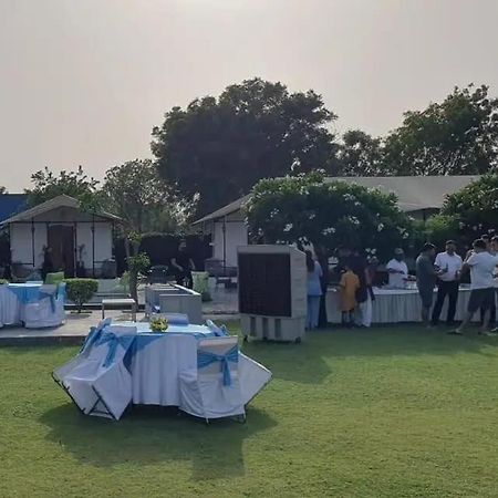 Luxury Farmhouse In Chhatarpur With Pool Új-Delhi Kültér fotó