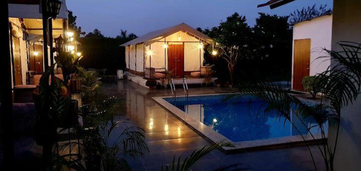 Luxury Farmhouse In Chhatarpur With Pool Új-Delhi Kültér fotó