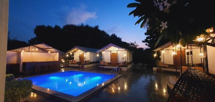 Luxury Farmhouse In Chhatarpur With Pool Új-Delhi Kültér fotó