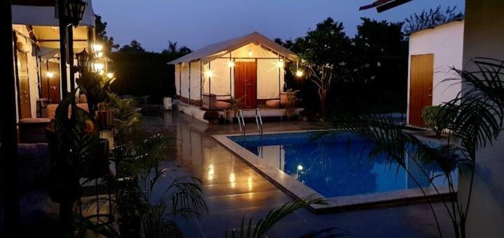 Luxury Farmhouse In Chhatarpur With Pool Új-Delhi Kültér fotó