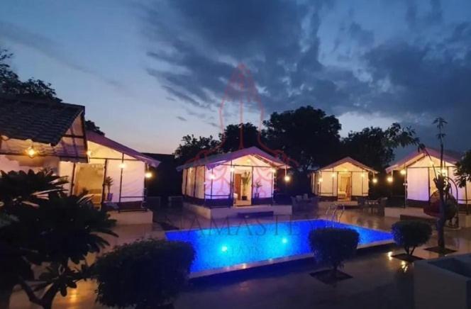 Luxury Farmhouse In Chhatarpur With Pool Új-Delhi Kültér fotó