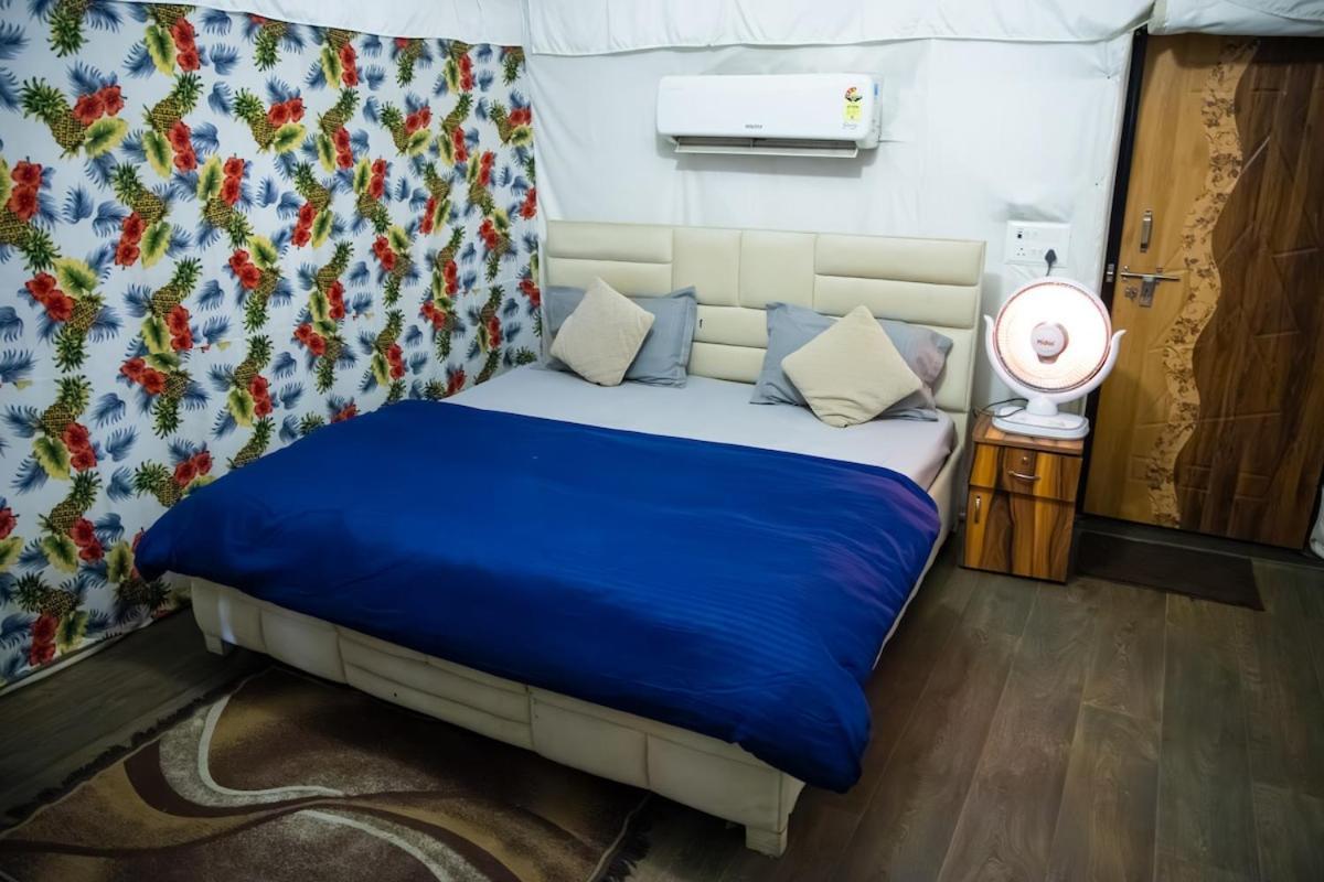 Luxury Farmhouse In Chhatarpur With Pool Új-Delhi Kültér fotó
