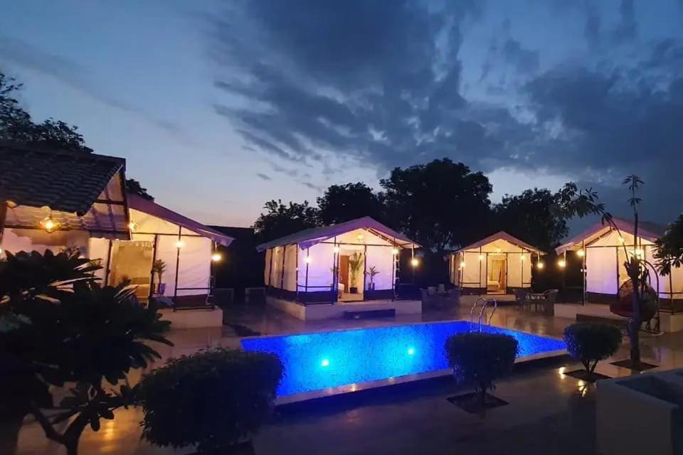 Luxury Farmhouse In Chhatarpur With Pool Új-Delhi Kültér fotó
